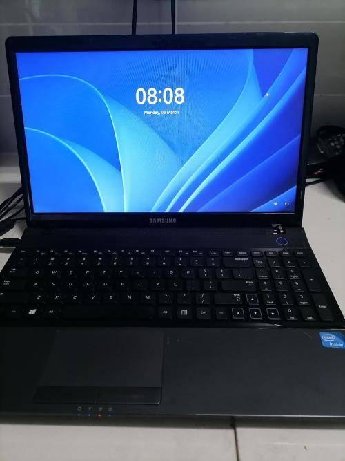 **SAMSUNG SERIES 3 300E LAPTOP, WINDOWS 11,1TB HDD,4GB RAM,INTEL CELERON,CHARGER INCL**