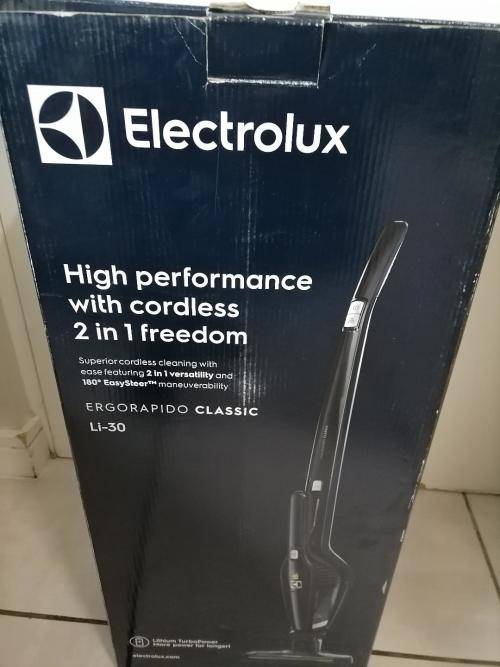 *EASTER SPECIAL**LIKE NEW ELECTROLUX ERGORAPIDO BATTERY VACUUM IN BOX WITH ATTACHMENTS*R3500