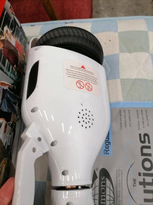 *WOW R30 FREIGHT*DEMO LIKE NEW SMART 6.5 INCH BALANCE BOARD WITH LED LIGHTS AND BT SPEAKER***