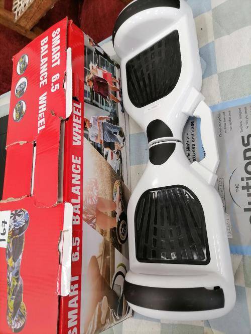 *WOW R30 FREIGHT*DEMO LIKE NEW SMART 6.5 INCH BALANCE BOARD WITH LED LIGHTS AND BT SPEAKER***