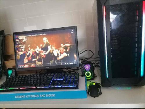 *AWESOME I5 8GB GAMING PC SETUP*LED PC BOX, LED KEYBOARD/MOUSE+SPEAKERS+SAMSUNG SCREEN*R30 FREIGHT