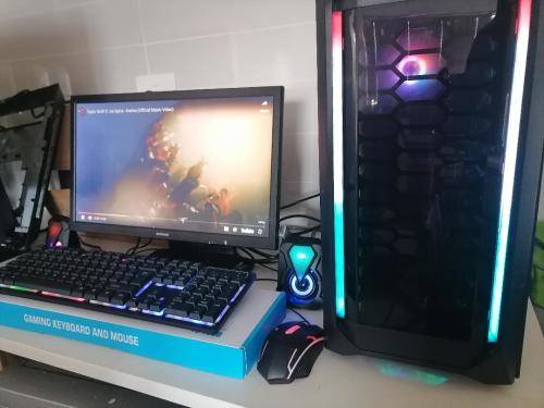 *AWESOME I5 8GB GAMING PC SETUP*LED PC BOX, LED KEYBOARD/MOUSE+SPEAKERS+SAMSUNG SCREEN*R30 FREIGHT