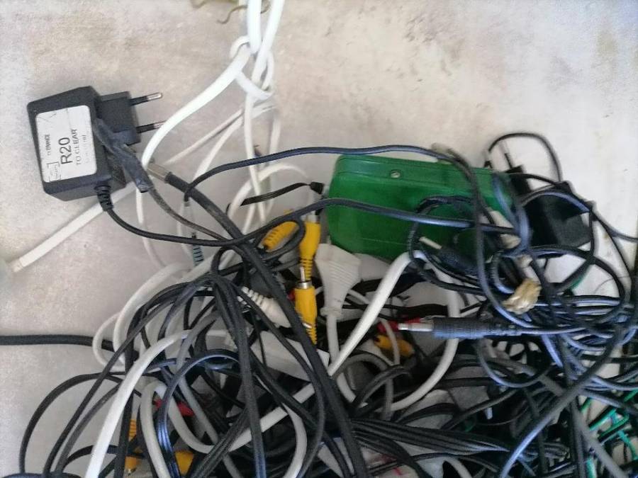 *SHOP CLOSURE*R30 FREIGHT*BULK LOT OF ELECTRONICS**CABLES.PLUGS,PC STUFF,REMOTES ETC ETC
