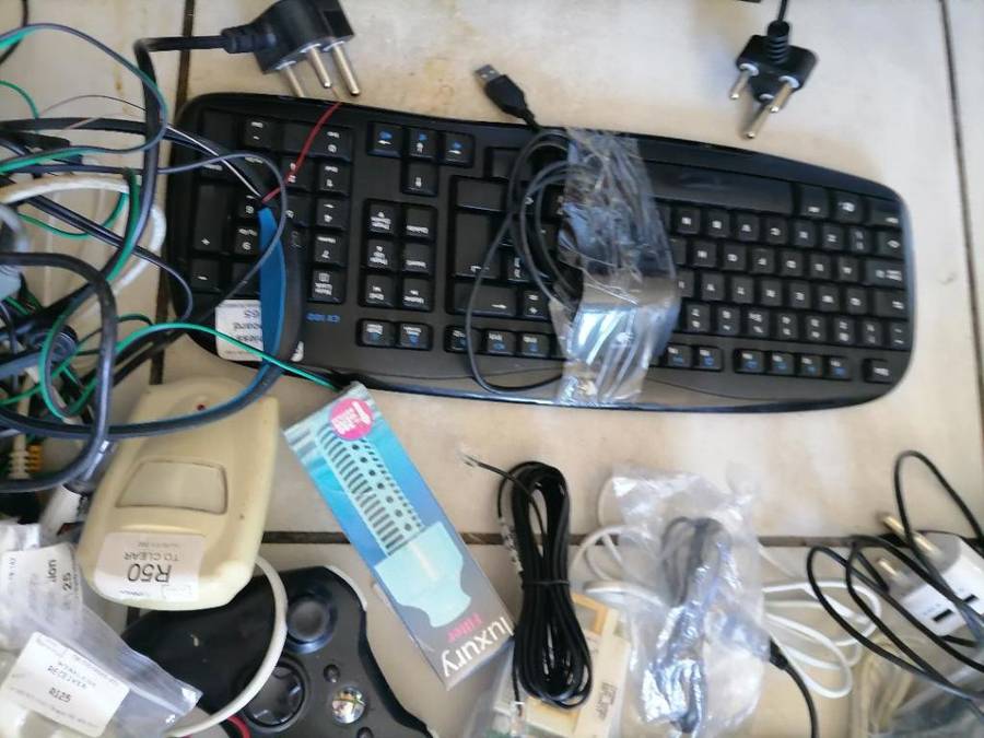 *SHOP CLOSURE*R30 FREIGHT*BULK LOT OF ELECTRONICS**CABLES.PLUGS,PC STUFF,REMOTES ETC ETC