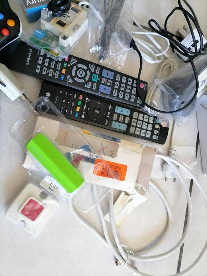 *SHOP CLOSURE*R30 FREIGHT*BULK LOT OF ELECTRONICS**CABLES.PLUGS,PC STUFF,REMOTES ETC ETC