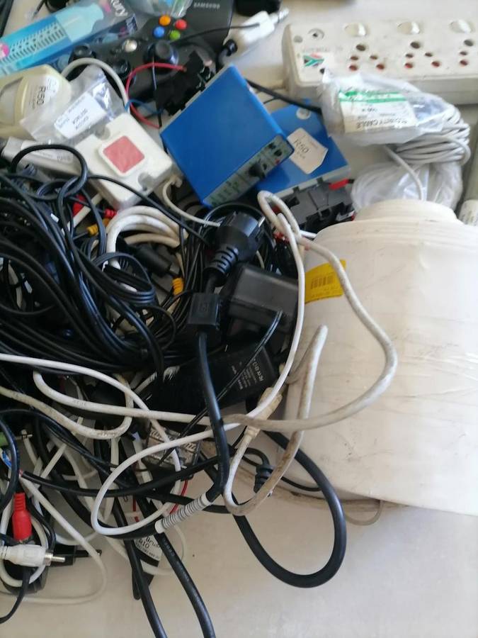 *SHOP CLOSURE*R30 FREIGHT*BULK LOT OF ELECTRONICS**CABLES.PLUGS,PC STUFF,REMOTES ETC ETC