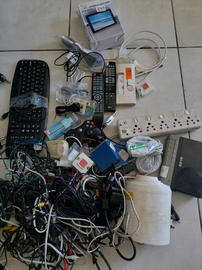 *SHOP CLOSURE*R30 FREIGHT*BULK LOT OF ELECTRONICS**CABLES.PLUGS,PC STUFF,REMOTES ETC ETC