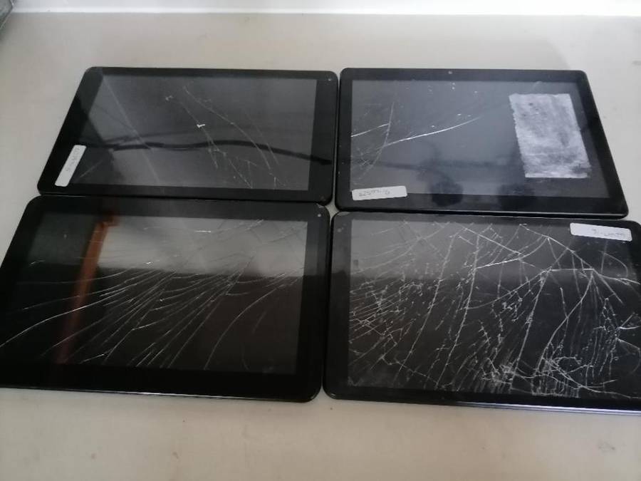 *YEAR END CLEARANCE*R30 FREIGHT*LOT OF 4 X TABLETS(CRACKED SCREENS)ONE BID FOR ALL*UNTESTED**