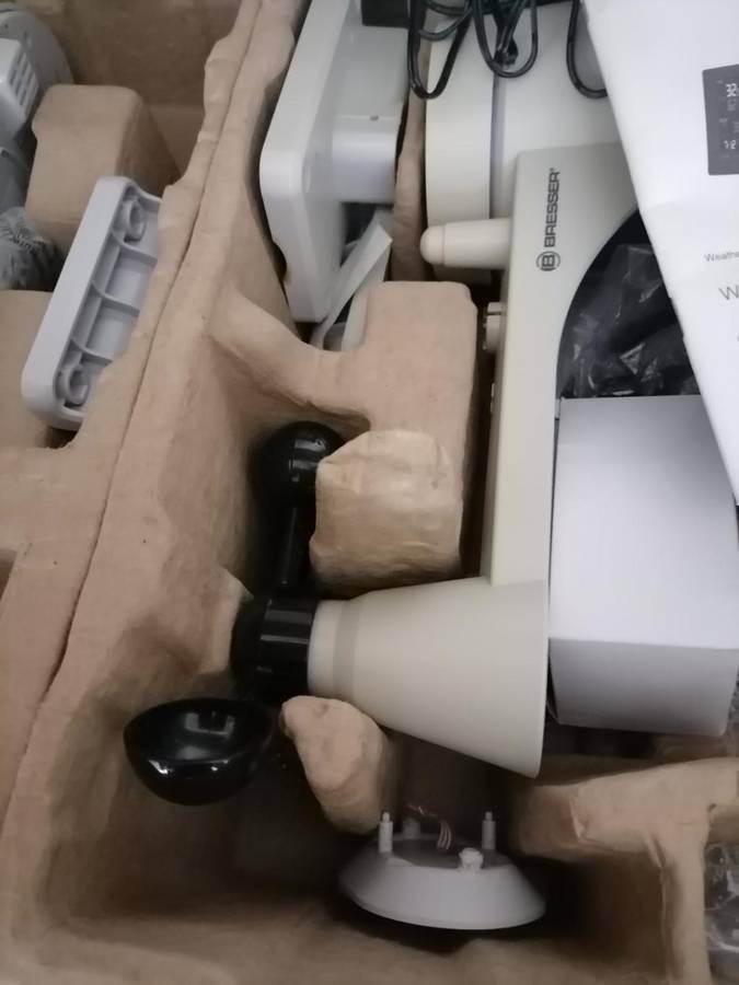 *YEAR END CLEARANCE*R30 FREIGHT*BRESSER 7 IN 1 WEATHER STATION*POWER ON NOT TESED**R10 000 NEW PRICE