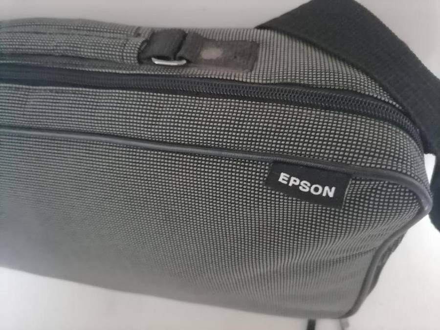 **BOKKE DAY DEALS**R30 FREIGHT**EPSON LCD PROJECTOR EMP-740 IN CARRY BAG*TOP QULAIRT*R8000 NEW