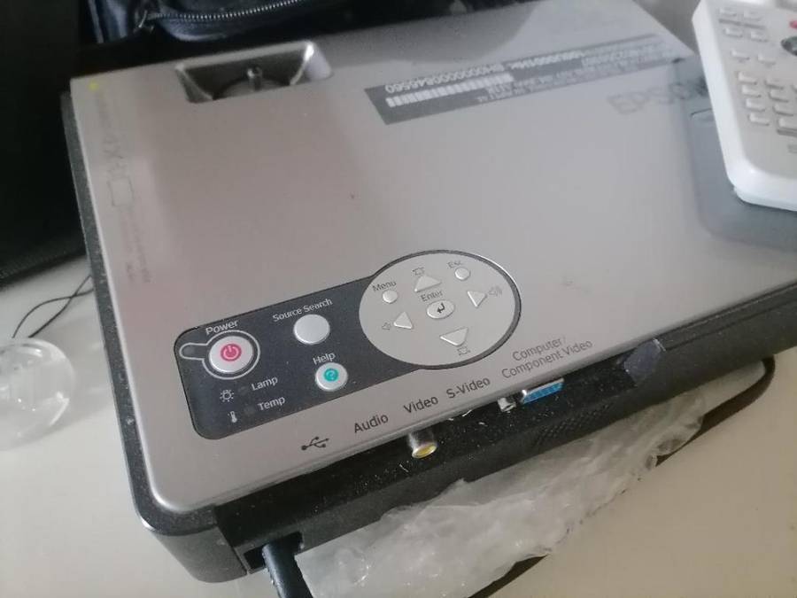 **BOKKE DAY DEALS**R30 FREIGHT**EPSON LCD PROJECTOR EMP-740 IN CARRY BAG*TOP QULAIRT*R8000 NEW