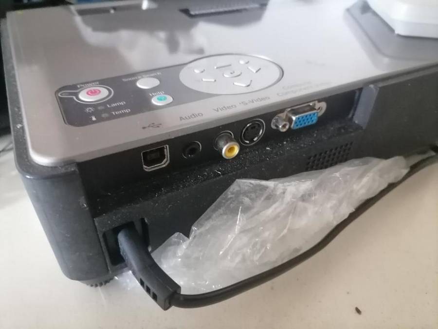 **BOKKE DAY DEALS**R30 FREIGHT**EPSON LCD PROJECTOR EMP-740 IN CARRY BAG*TOP QULAIRT*R8000 NEW