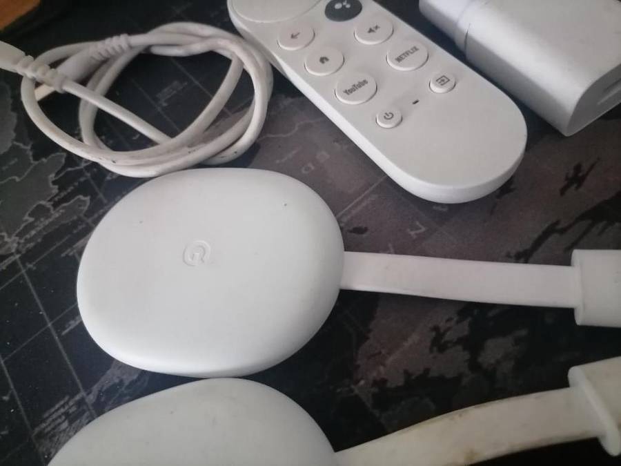 *LOT OF 2 X GOOGLE CHROMECAST 4K STREEMING GOOGLE TV UNITS*ONE REMOTE*NOT TESTED*1 BID FOR BOTH**