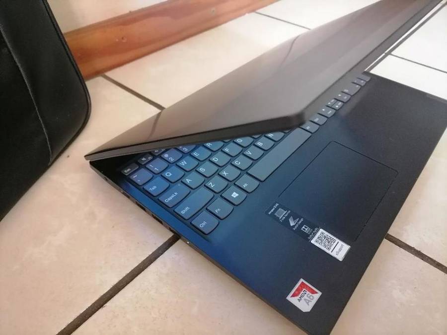 IMMACULATE AMD A6 9TH GEN LENOVO IDEAPAD 8GB RAM,1TG HDD,ORIGINAL CHARGER,BAG,BATTERY 100%