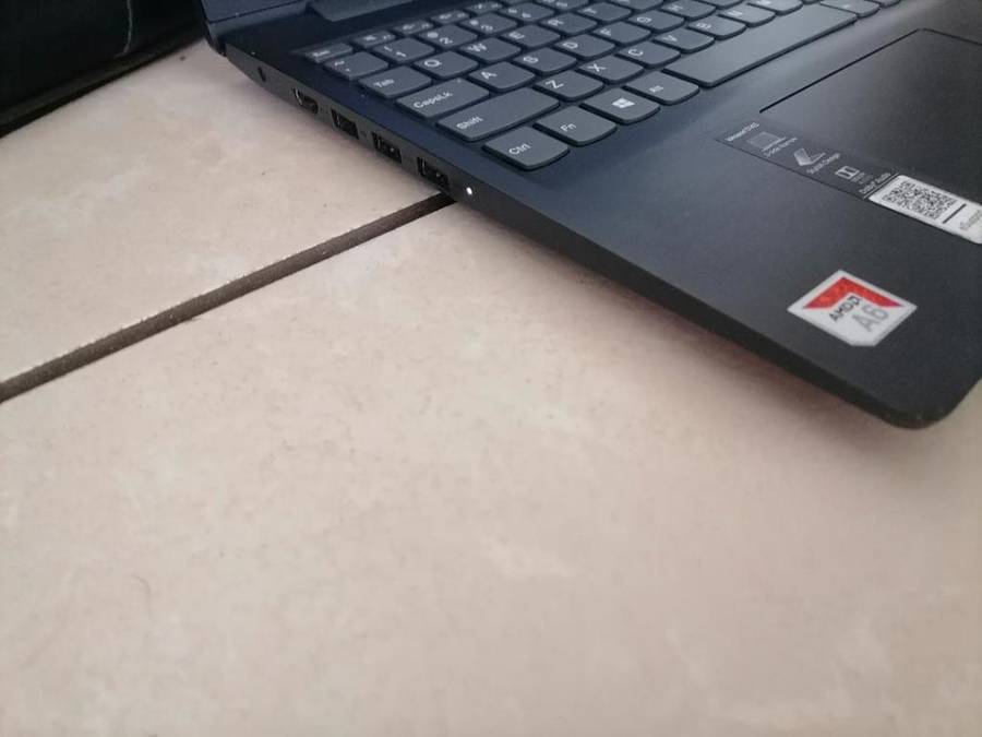 IMMACULATE AMD A6 9TH GEN LENOVO IDEAPAD 8GB RAM,1TG HDD,ORIGINAL CHARGER,BAG,BATTERY 100%