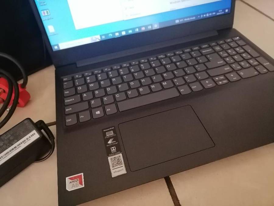 IMMACULATE AMD A6 9TH GEN LENOVO IDEAPAD 8GB RAM,1TG HDD,ORIGINAL CHARGER,BAG,BATTERY 100%