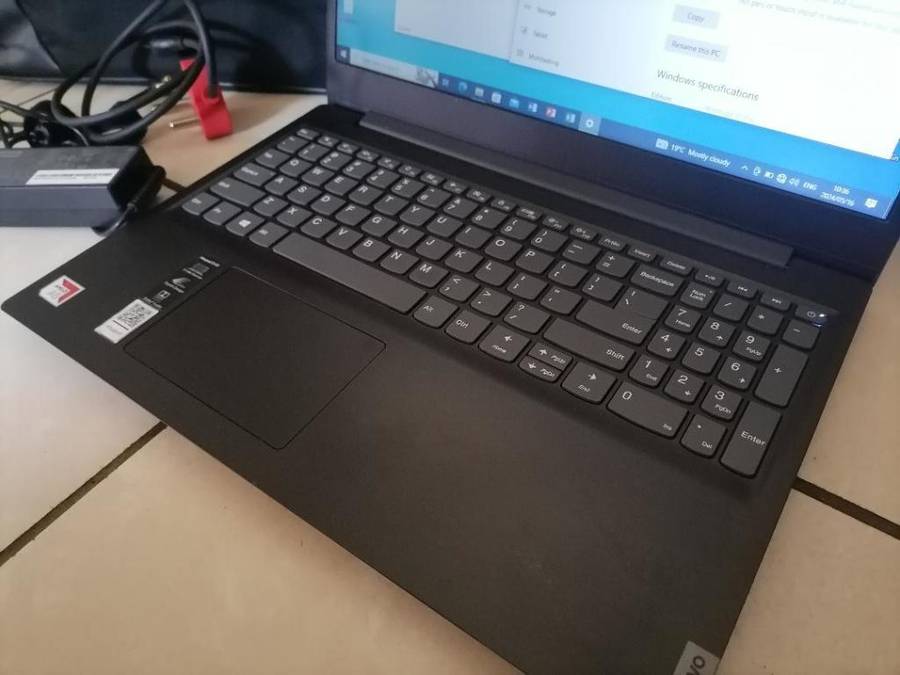 IMMACULATE AMD A6 9TH GEN LENOVO IDEAPAD 8GB RAM,1TG HDD,ORIGINAL CHARGER,BAG,BATTERY 100%