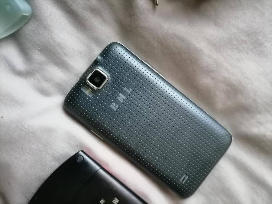 *LIQUIDATION ITEM*BULK LOT OF UNTESTED CELL PHONES,MP3 PLAYERS ETC*ONE BID FOR THE LOT*