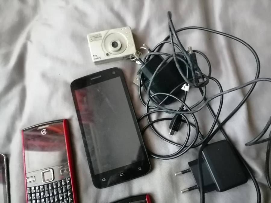 *LIQUIDATION ITEM*BULK LOT OF UNTESTED CELL PHONES,MP3 PLAYERS ETC*ONE BID FOR THE LOT*