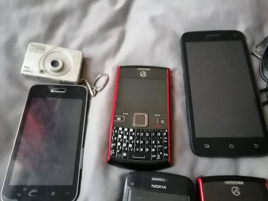 *LIQUIDATION ITEM*BULK LOT OF UNTESTED CELL PHONES,MP3 PLAYERS ETC*ONE BID FOR THE LOT*