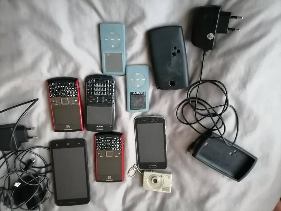 *LIQUIDATION ITEM*BULK LOT OF UNTESTED CELL PHONES,MP3 PLAYERS ETC*ONE BID FOR THE LOT*