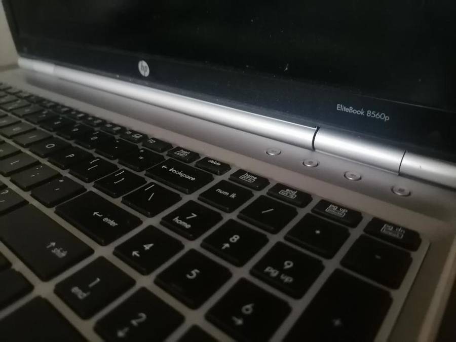 **HP ELITEBOOOK 8560P i7 LAPTOP. POWERS ON SCREEN BLANK*