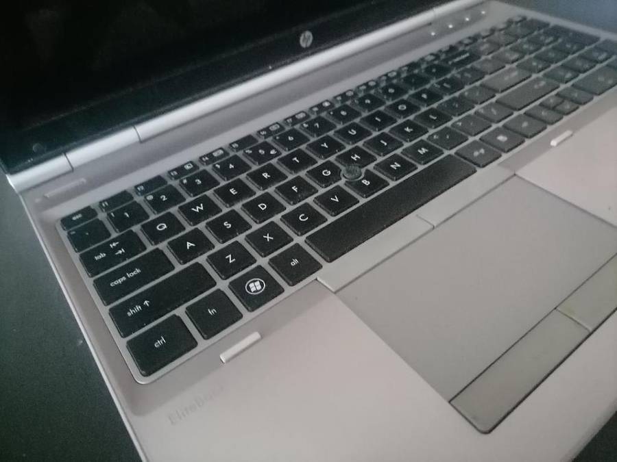 **HP ELITEBOOOK 8560P i7 LAPTOP. POWERS ON SCREEN BLANK*