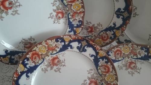 5 VICTORIAN DINNER PLATES