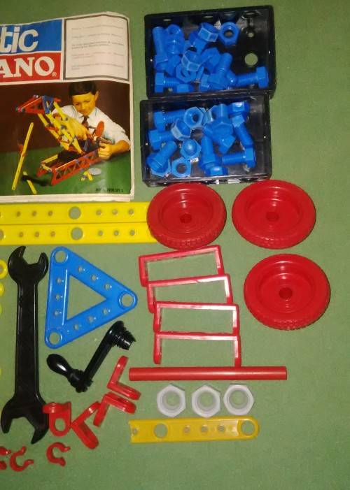 Antique Plastic Meccano Lot With An Instruction Booklet