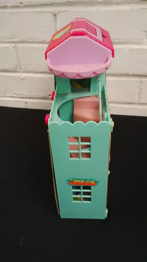 Vintage 1990`s Surprise In My Pocket Animal Hospital Playset With Some Accessories