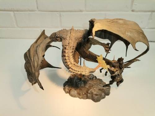 McFarlane Toys 2005 Dragon Fighting A Knight Action Figure Statue In Great Condition, 8,5 Inch Tall