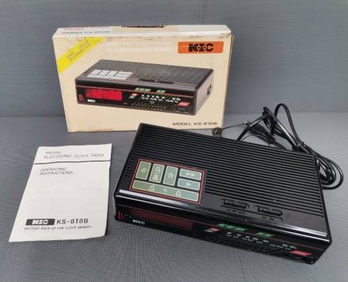 K.I.C Vintage Retro Red Light MW/FM Electronic Alarm Clock Radio With Box In Working Condition