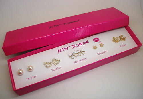 FREE GIFT INCL!! Handbag Combo Deal Includes HandBag and Besty Johnson Earings Set Total Value R379