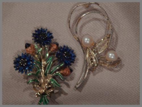 Eye catching Flower Brooch.