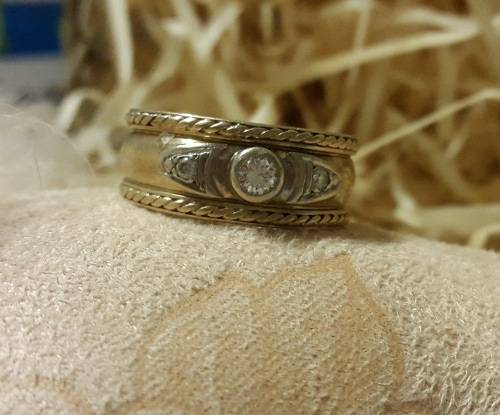 BEAUTIFUL 9CT GOLD LADIES RING WITH CUBIC ZIRCONIA STONES. SOLID AND HEAVY