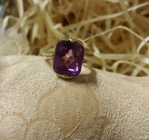 STUNNING 9CT GOLD LADIES RING WITH BIG PURPLE STONE