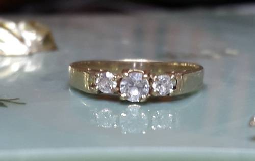 LADIES 9CT GOLD RING WITH CUBIC ZIRCONIA STONES RING SIZE N