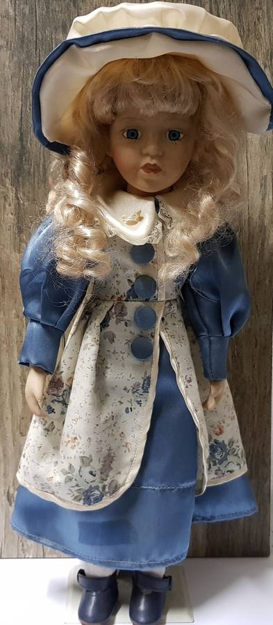 BEAUTIFUL ANTIQUE PORCELAIN DISPLAY DOLL,PERFECT CONDITION