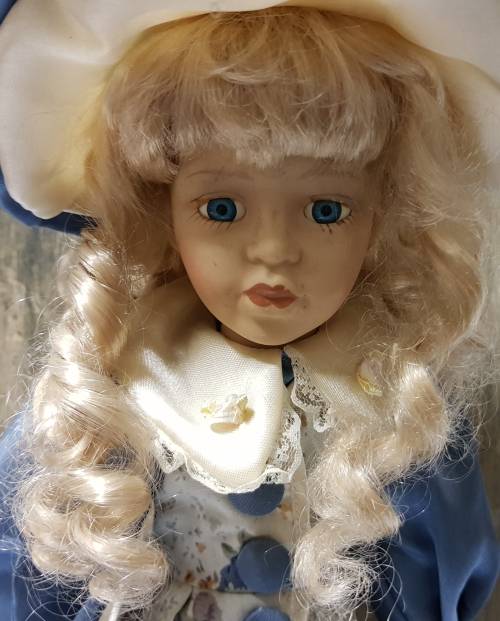 BEAUTIFUL ANTIQUE PORCELAIN DISPLAY DOLL,PERFECT CONDITION