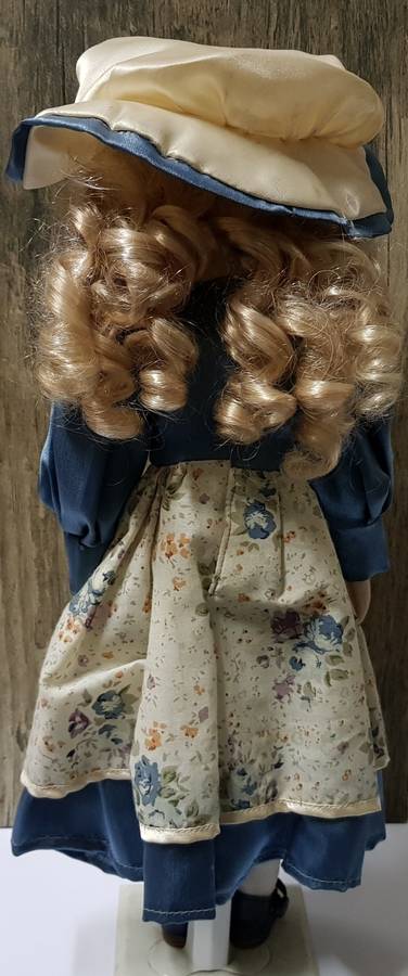 BEAUTIFUL ANTIQUE PORCELAIN DISPLAY DOLL,PERFECT CONDITION