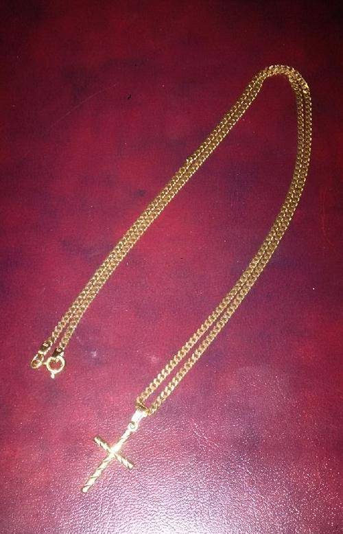 STUNNING 9CT GOLD LADIES CHAIN WITH CROSS PENDANT
