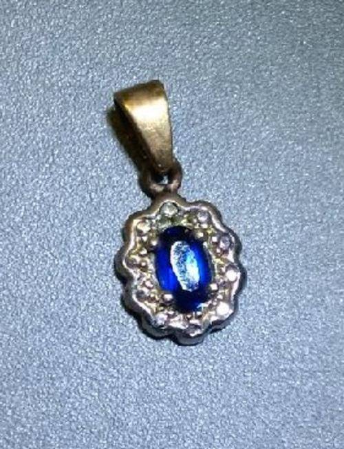 STUNNING 9CT GOLD LADIES PENDANT WITH BLUE SAFFIRE
