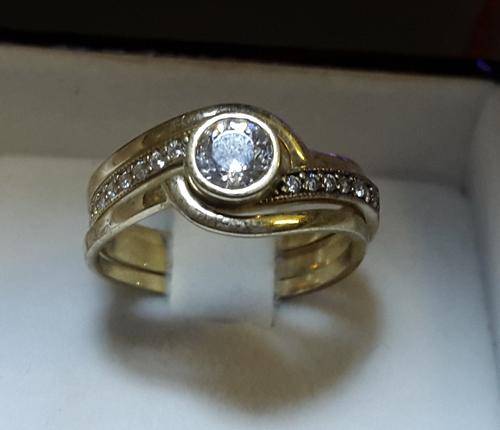 STUNNING 9CT GOLD 3 PIECE LADIES RING @ LOW START R1 AUCTION