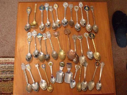 35 VARIOUS COLLECTORS TEASPOONS