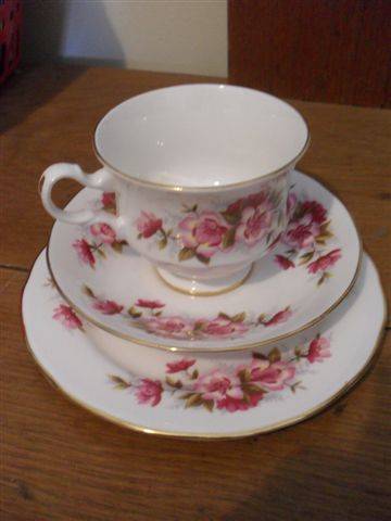 WOW......QUEEN ANNE TRIO.....BEAUTIFUL  PATTERN