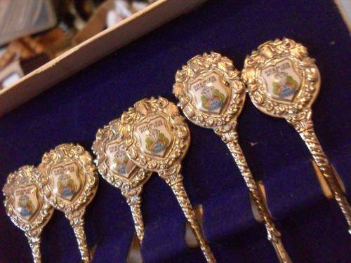 VINTAGE.......A BOXED SET OF 6 X PREMIER MINE CRESTED TEASPOONS