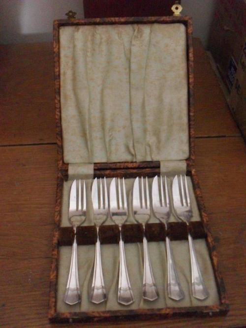 VINTAGE BOXED SET  OF 6 X EPNS CAKE FORKS....