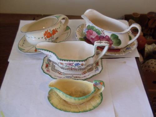 A COLLECTION OF 4 VINTAGE GRAVY BOATS WITH DRIP PLATES