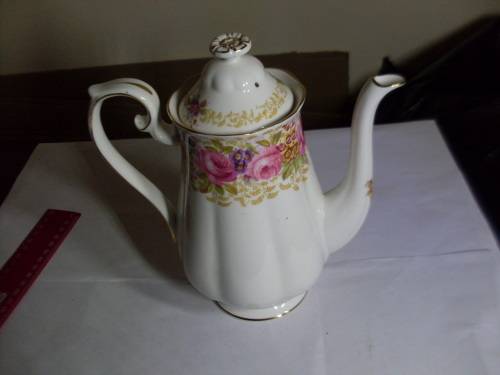 RARE......STUNNING ROYAL ALBERT SERENA DESIGN TEAPOT WITH LID