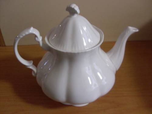 STUNNING PARAGON WHITE HARMONY DESIGN TEAPOT AND LID